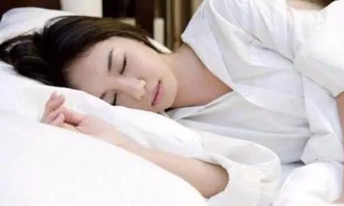 如何主动放慢打腿频率避免体力耗尽？