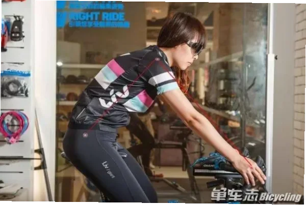 如何调整坐垫高度和握把角度？换道前必看